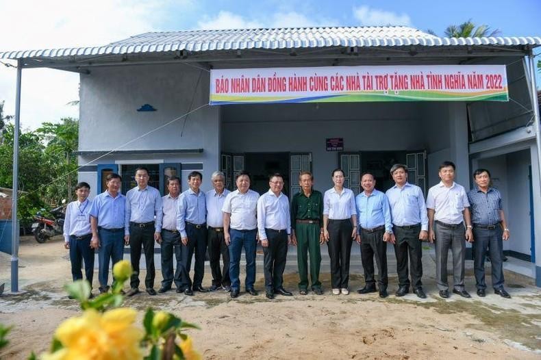 Các đại biểu chụp ảnh lưu niệm trước ngôi nhà tình nghĩa của hộ ông Lê Văn Thạnh vừa được đưa vào sử dụng. (Ảnh: THÀNH ĐẠT)