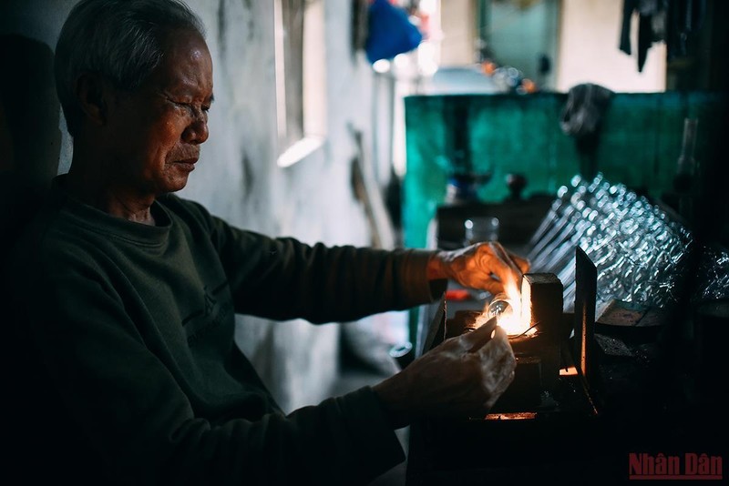 Ông Hồ Văn Gừng, người giữ lửa nghề thổi thủy tinh truyền thống tại Thường Tín, Hà Nội. Ảnh: Minh Duy