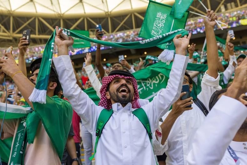 Niềm vui của người hâm mộ Saudi Arabia khi đội tuyển này thắng Argentina 2-1 . Ảnh: Reuters