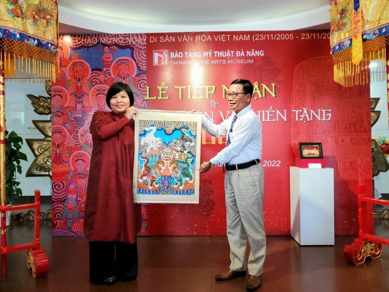 Nhà nghiên cứu, sưu tầm Nguyễn Thị Thu Hòa trao tặng hiện vật cho Bảo tàng Mỹ thuật Đà Nẵng tại Lễ tiếp nhận và trưng bày hiện vật hiến tặng năm 2022. Ảnh: Bảo tàng Mỹ thuật Đà Nẵng