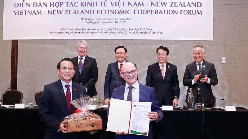 Chủ tịch Quốc hội Vương Đình Huệ và đại biểu chứng kiến Lễ trao thoả thuận về nhập khẩu nông sản của New Zealand sang Việt Nam trong khuôn khổ Diễn đàn Hợp tác kinh tế Việt Nam-New Zealand. (Ảnh TTXVN) 
