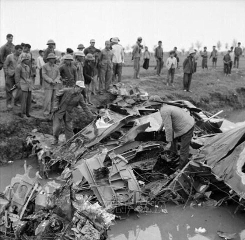 Chiếc B-52 đầu tiên bị Tiểu đoàn 59, Trung đoàn tên lửa 261 bắn rơi trên cánh đồng Chuôm, xã Phù Lỗ, huyện Đông Anh, TP Hà Nội, vào 20 giờ 13 phút đêm 18/12/1972. Ảnh tư liệu