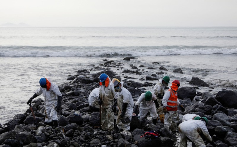 Công nhân dọn dẹp bãi biển gần nhà máy lọc dầu La Pampilla của Repsol sau sự cố tràn dầu gần đây gây ra thảm họa sinh thái trên bờ biển Lima, ở Ventanilla, Peru ngày 29/1/2022. Ảnh chụp bằng drone. REUTERS