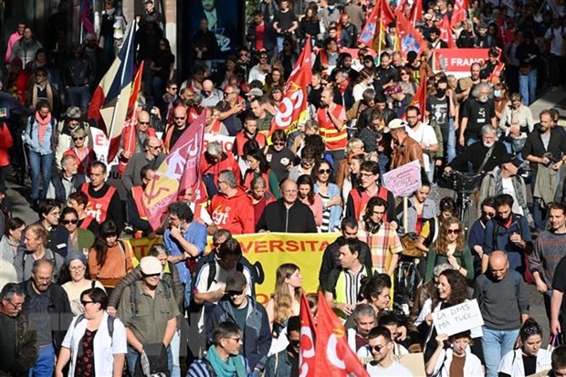 Người dân tham gia đình công tại Strasbourg, Pháp, ngày 18/10/2022. (Ảnh: AFP/TTXVN)