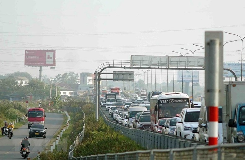 Hàng đoàn xe nối đuôi nhau đoạn Pháp Vân-Cầu Giẽ hướng vào trung tâm thành phố Hà Nội. Ảnh: TTXVN