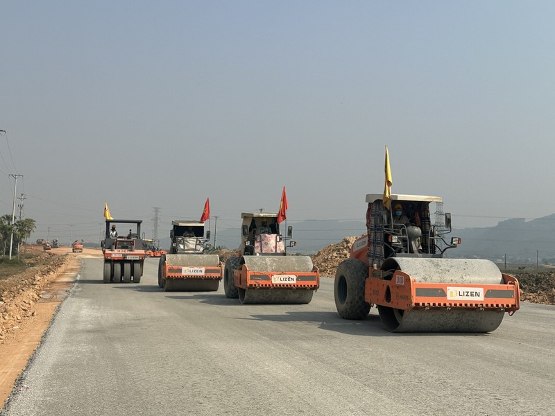 Thi công trên công trường quốc lộ 45-Nghi Sơn.