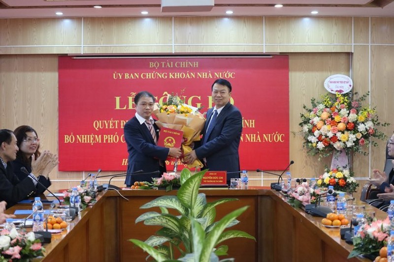 Thứ trưởng Tài chính Nguyễn Đức Chi trao quyết định bổ nhiệm đồng chí Lương Hải Sinh.