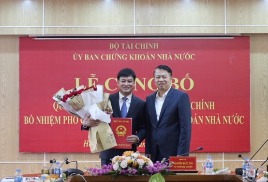 Thứ trưởng Bộ Tài chính Nguyễn Đức Chi trao Quyết định bổ nhiệm đồng chí Hoàng Văn Thu giữ chức vụ Phó Chủ tịch Ủy ban Chứng khoán Nhà nước