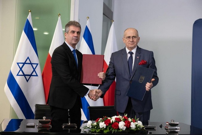 Ngoại trưởng Eli Cohen (trái) và Ngoại trưởng Ba Lan Zbigniew Rau tại Warsaw ngày 22/3. (Nguồn: timesofisrael/Vietnam+)