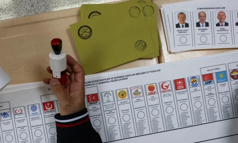 Những lá phiếu trống tại một địa điểm bầu cử ở thủ đô Ankara, Thổ Nhĩ Kỳ. Ảnh: Reuters