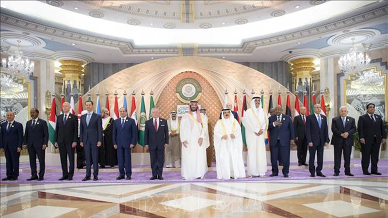 Lãnh đạo các quốc gia của Hội nghị thượng đỉnh Liên đoàn Arab lần thứ 32 chụp ảnh chung. Ảnh: THX/TTXVN
