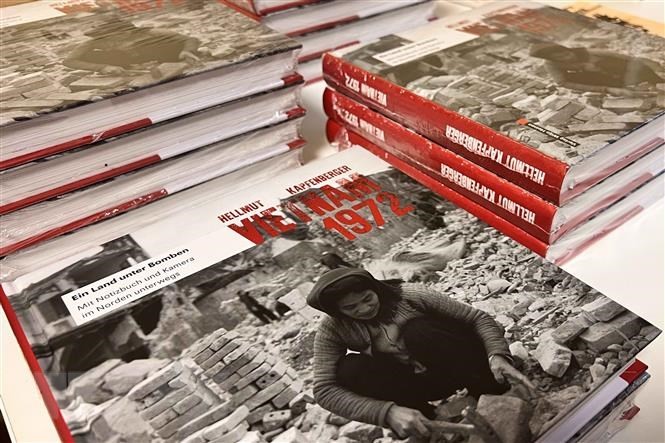 Cuốn sách "Việt Nam 1972. Một đất nước dưới bom đạn. Cùng cuốn sổ ghi chép và máy ảnh trên mọi ngả đường miền Bắc" vừa ra mắt của tác giả Hellmut Kapfenberger. (Ảnh: TTXVN)