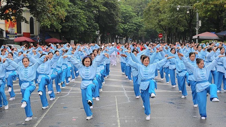 Hơn 2.000 người cao tuổi thành phố Hà Nội đồng diễn thể dục dưỡng sinh, ngày 25/9/2022. Ảnh: MẠNH TRƯỜNG