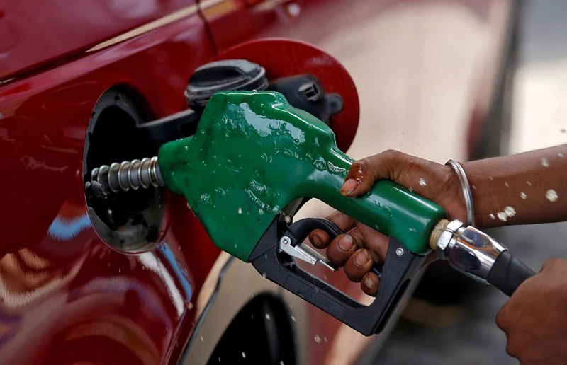 Giá xăng dầu tăng mạnh, xăng RON95 vượt mốc 25.700 đồng/lít từ 16 giờ chiều 21/9