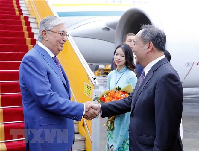 Chủ nhiệm Văn phòng Chủ tịch nước Lê Khánh Hải đón Tổng thống Kazakhstan Kassym-Jomart Tokayev tại Sân bay Quốc tế Nội Bài. (Ảnh: An Đăng/TTXVN)