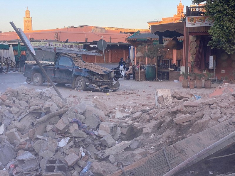 Một chiếc xe bị hư hỏng sau động đất ở Marrakech. (Ảnh: Reuters)