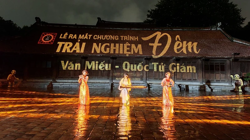 Di tích Văn Miếu Miếu- Quốc Tử Giám chính thức đón khách đến với tour du lịch đêm.