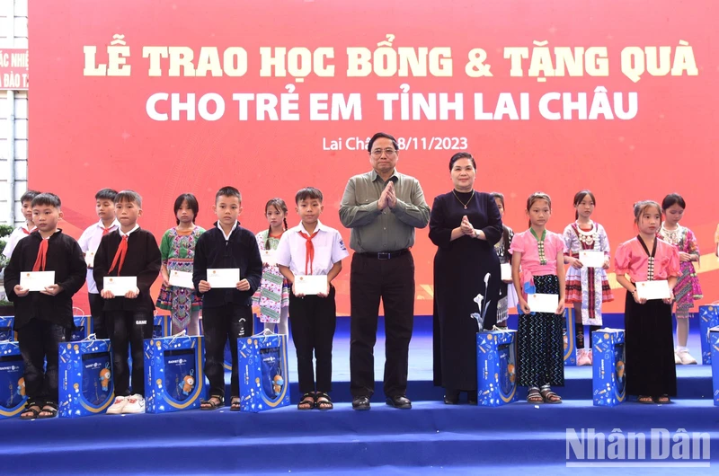 Thủ tướng Phạm Minh Chính trao quà và học bổng tặng các học sinh