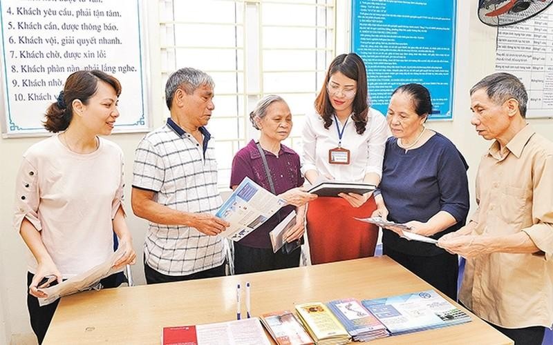 Cán bộ UBND phường Giáp Bát, quận Hoàng Mai (Hà Nội) tiếp xúc, đối thoại, giải quyết các kiến nghị, bức xúc của nhân dân. (Ảnh: ÐĂNG KHOA)