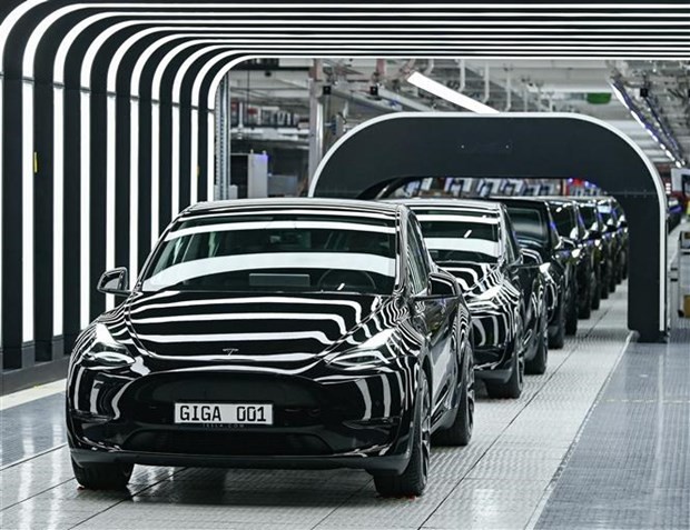 Sản phẩm xe ô-tô điện tại nhà máy của Tesla ở Gruenheide, Berlin (Đức). (Ảnh: AFP/TTXVN)