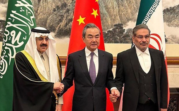 Từ trái sang: Cố vấn an ninh quốc gia Saudi Arabia Musaad bin Mohammed al-Aiban, Chủ nhiệm Văn phòng Ủy ban Công tác Đối ngoại Trung ương Đảng Cộng sản Trung Quốc Vương Nghị và Thư ký Hội đồng An ninh Quốc gia Tối cao Iran Ali Shamkhani. (Ảnh: Reuters/Vietnam+) 