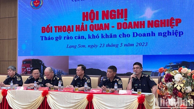 Lãnh đạo Cục Hải quan Lạng Sơn và đại diện các Chi cục hải quan tại các cửa khẩu trên địa bàn đối thoại với doanh nghiệp.
