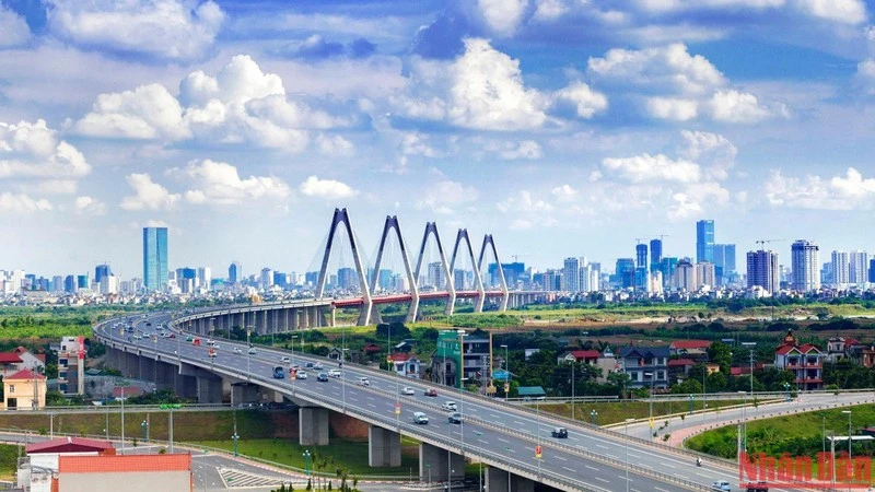 Cầu Nhật Tân kết nối trung tâm Hà Nội với sân bay quốc tế Nội Bài và các tỉnh Tây Bắc. (Ảnh: DUY LINH)