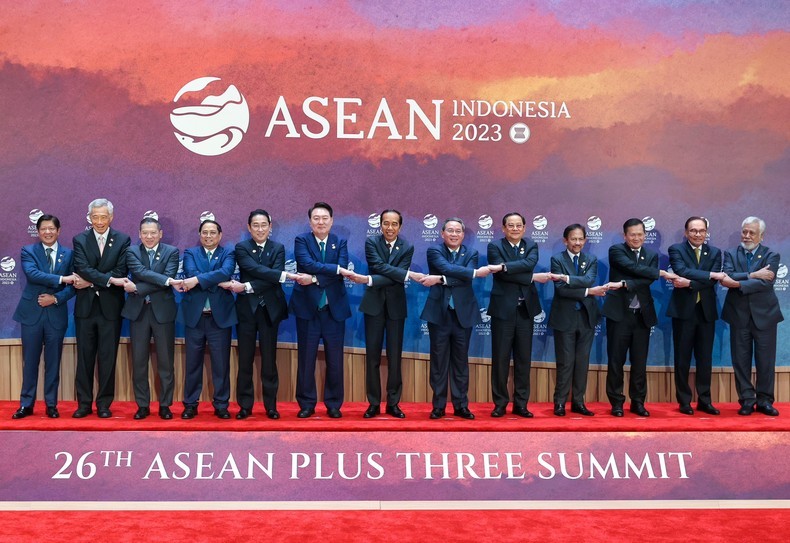 Các nhà Lãnh đạo ASEAN và Thủ tướng Nhật Bản Kishida Fumio, Tổng thống Hàn Quốc Yoon Suk Yeol, Thủ tướng Trung Quốc Lý Cường chụp ảnh lưu niệm tại Hội nghị Cấp cao ASEAN + 3. (Ảnh: Nhật Bắc)