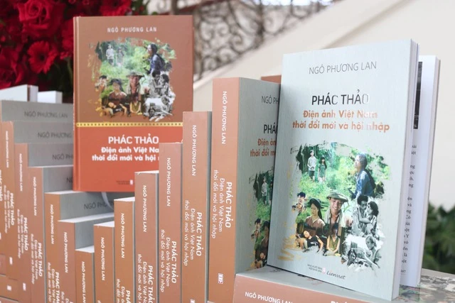 Cuốn sách “Phác thảo điện ảnh Việt Nam thời đổi mới và hội nhập” của Tiến sĩ Ngô Phương Lan. (Ảnh: VGP)