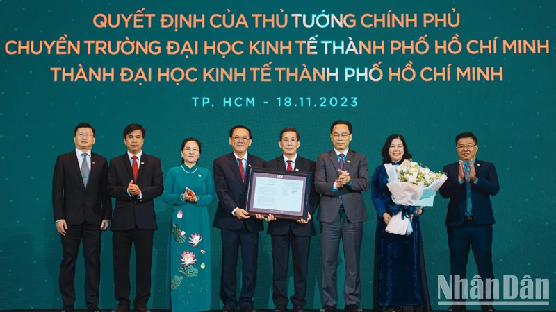 Trao Quyết định số 1146/QĐ-TTg của Thủ tướng Chính Phủ về việc chuyển Trường Đại học Kinh tế Thành phố Hồ Chí Minh thành Đại học Kinh tế Thành phố Hồ Chí Minh.