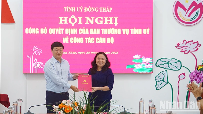 Bí thư Tỉnh ủy Đồng Tháp Lê Quốc Phong trao quyết định chuẩn y kết quả bầu cử cho đồng chí Trần Thị Quý.