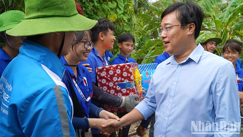 Bí thư Tỉnh ủy Đồng Tháp Lê Quốc Phong thăm hỏi sinh viên tham gia Chiến dịch tình nguyện Mùa hè xanh tại huyện Thanh Bình.