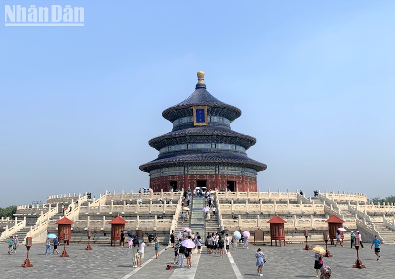 Du khách tại Thiên Đàn, một điểm du lịch nổi tiếng ở thủ đô Bắc Kinh, Trung Quốc. (Ảnh: HỮU HƯNG)