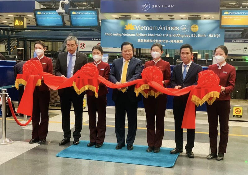 Các đại biểu cắt băng chúc mừng đường bay Bắc Kinh-Hà Nội khai thác trở lại. (Ảnh: Thái Bình)