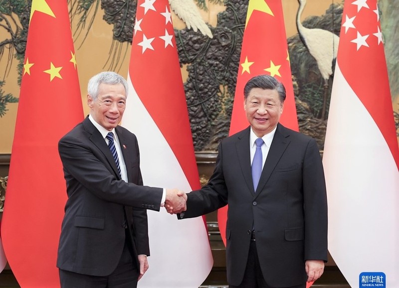 Chủ tịch Trung Quốc Tập Cận Bình (phải) tiếp Thủ tướng Singapore Lý Hiển Long. (Ảnh: Tân Hoa Xã)