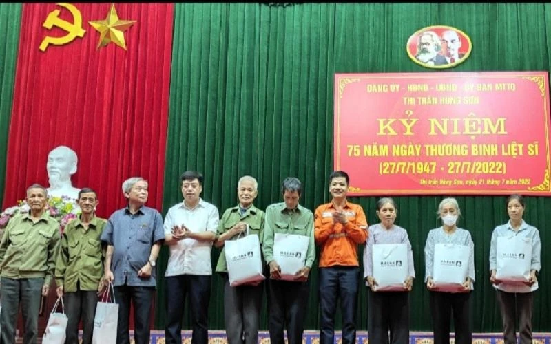 Công ty Núi Pháo tặng quà đại diện gia đình chính sách huyện Đại Từ, tỉnh Thái Nguyên.