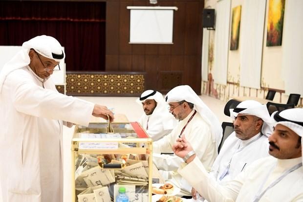 Cử tri bỏ phiếu tại một điểm bầu cử ở Jahra, Kuwait, ngày 29/9/2022. (Ảnh: THX/TTXVN)