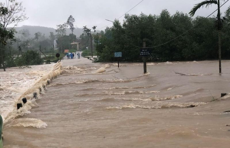 Tuyến đường qua xã Quế Phong (Quế Sơn) ngập nước, nên dựng rào chắn không cho người qua lại.