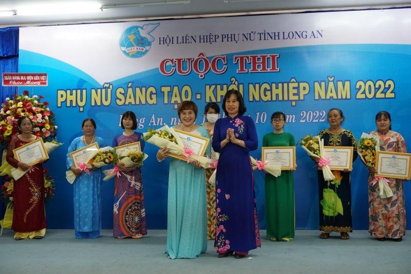 Lãnh đạo Hội Phụ nữ Long An trao thưởng giải Nhất cho Bà Nguyễn Thị Thu Vân với ý tưởng “điêu khắc gỗ mỹ nghệ công nghệ cao”. 