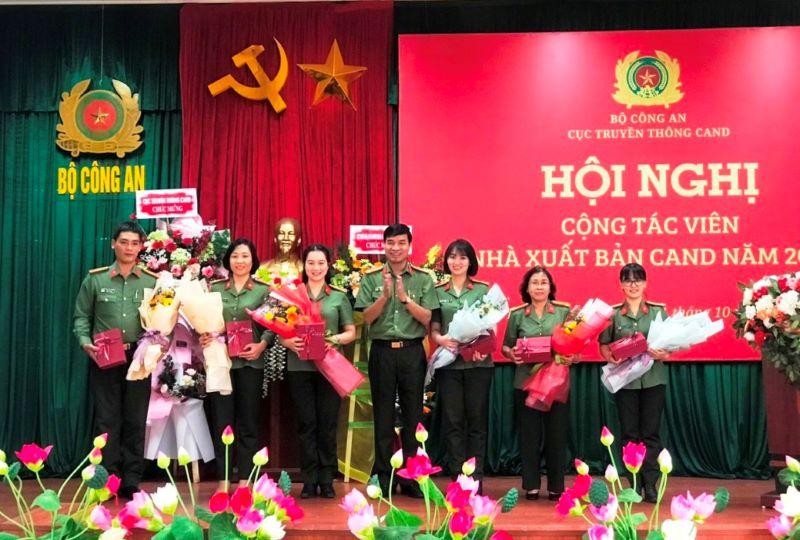 Giám đốc - Tổng biên tập Nhà Xuất bản CAND, Đại tá Trần Cao Kiều tặng hoa các cộng tác viên có nhiều đóng góp cho Nhà xuất bản CAND.