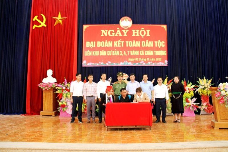 Ký kết giao ước thi đua trong Ngày hội Đại đoàn kết toàn dân tại xã Xuân Thượng (Bảo Yên, Lào Cai).