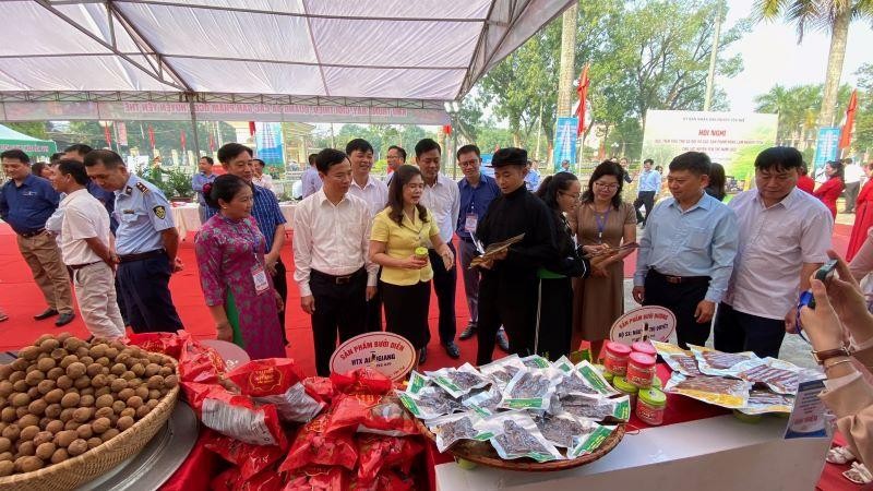 Các đại biểu thăm quan gian hàng đặc trưng của huyện Yên Thế.