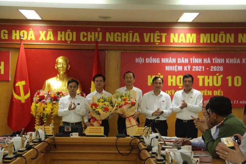 Các đồng chí lãnh đạo tỉnh Hà Tĩnh chúc mừng tân phó chủ tịch Ủy ban nhân dân tỉnh Trần Báu Hà.