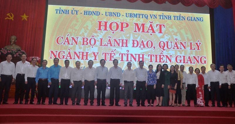 Lãnh đạo tỉnh Tiền Giang chụp ảnh lưu niệm với cán bộ lãnh đạo, quản lý ngành y tế.