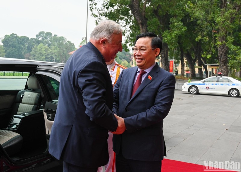 Chủ tịch Quốc hội Vương Đình Huệ nồng nhiệt chào đón Chủ tịch Thượng viện Cộng hòa Pháp Gérard Larcher thăm chính thức Việt Nam.