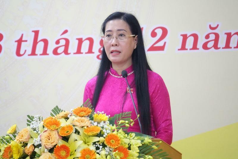 Bí thư Tỉnh ủy, Chủ tịch Hội đồng nhân dân tỉnh Quảng Ngãi Bùi Thị Quỳnh Vân phát biểu bế mạc kỳ họp. 