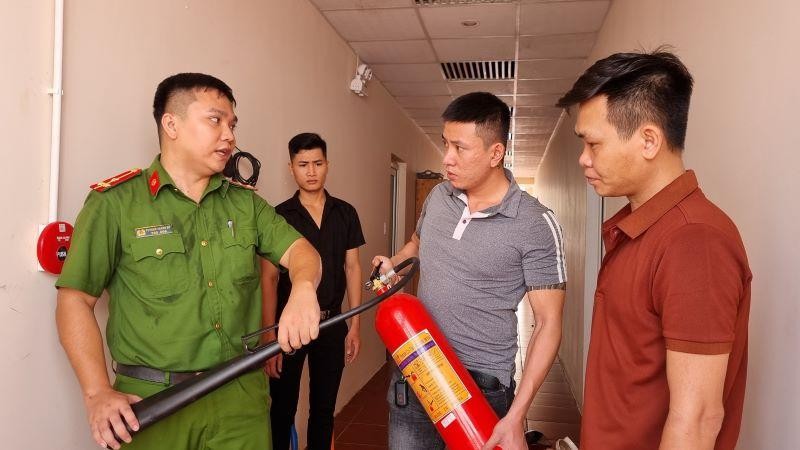 Kiểm tra công tác phòng cháy, chữa cháy tại cơ sở kinh doanh dịch vụ karaoke ở địa bàn thành phố Quảng Ngãi.