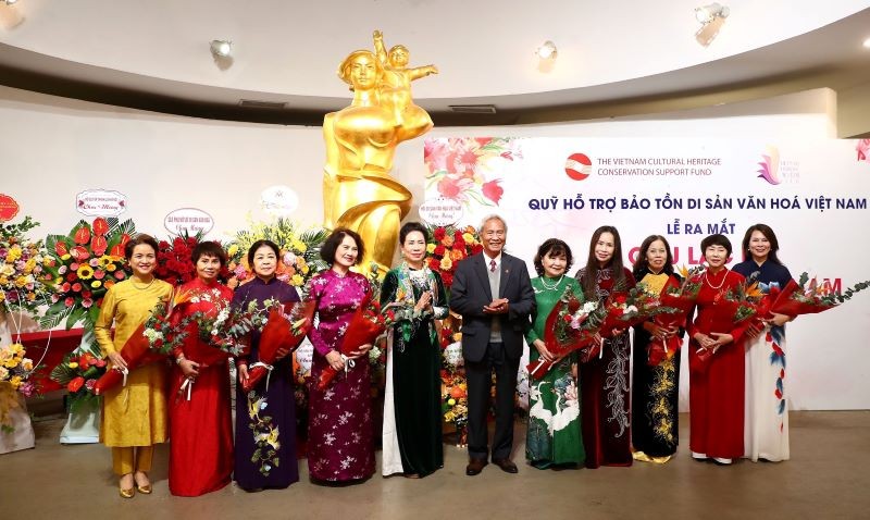 Ban Chủ nhiệm Câu lạc bộ Di sản áo dài Việt Nam ra mắt tại buổi lễ.