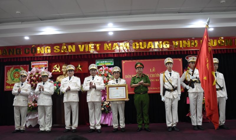 Đại tá Trần Phòng, Phó Giám đốc Công an Đà Nẵng trao tặng Huân chương Chiến công hạng Ba cho Công an quận Sơn Trà.