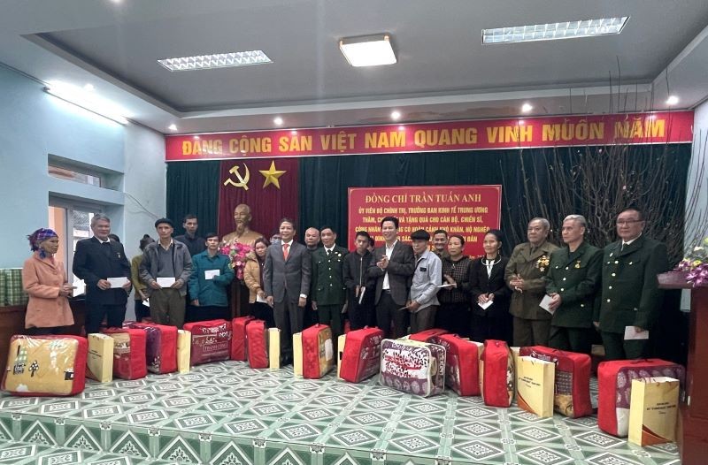 Đồng chí Trần Tuấn Anh trao quà tặng cán bộ, chiến sĩ và nhân dân trên địa bàn.